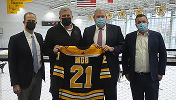 Peter Asnis博士，马萨诸塞州布里格姆总医院职业运动医学主任，Cam Neely, Bruins总裁，Scobeplayer下载tt Gassett，马萨诸塞州布里格姆总医院运动医学副总裁，Brandon Eldredge，马萨诸塞州布里格姆总医院新临床业务首席官